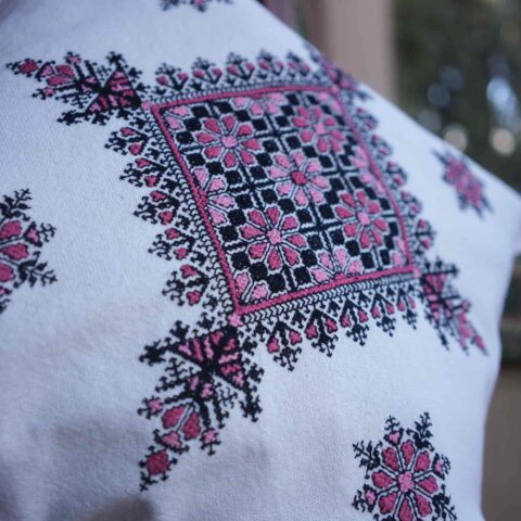 Coussin Carré Motif Marguerite Tracé Noir et Rose