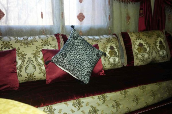 Coussin Carré Entièrement Brodé Noir avec Pompoms