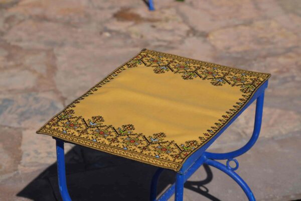 Fond de Plateau Jaune Motif Arbre avec Jolie Dentelle